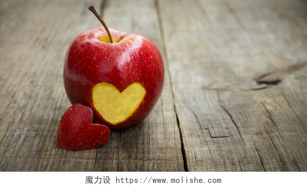 一个红苹果木背景上刻心爱情七夕520情人节214情人节